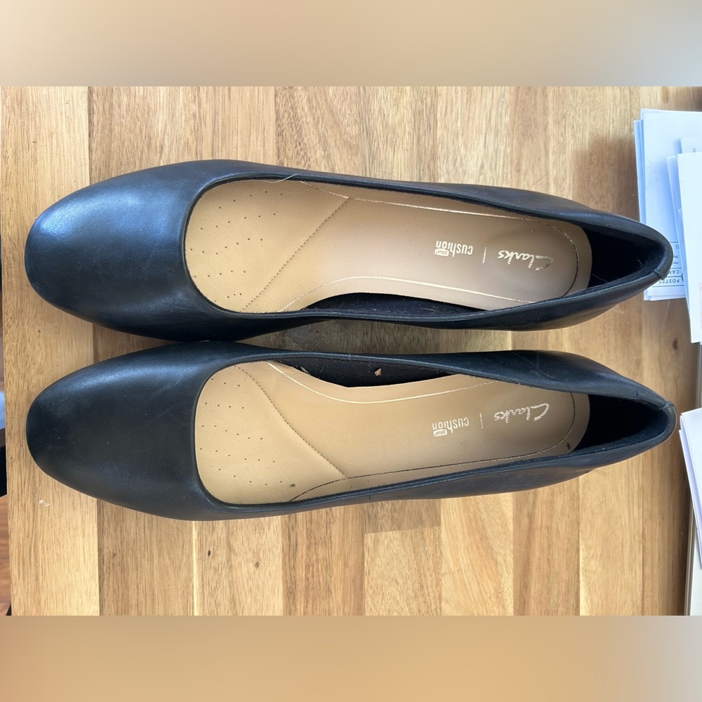 Clark’s black leather kitten heels size 10
